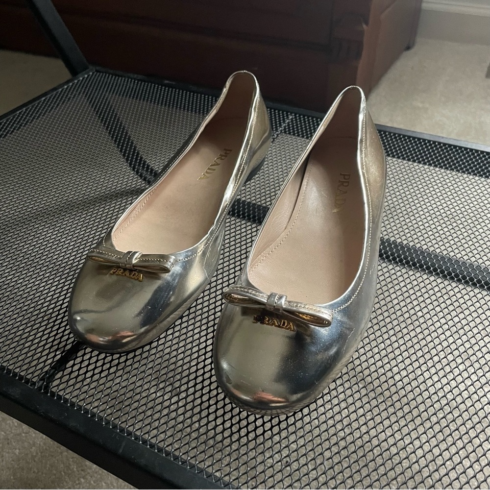 PRADA Milano Round Toe Silver Enamel Ballet Flats Ballerina US 4 EU 35 Bow Logo